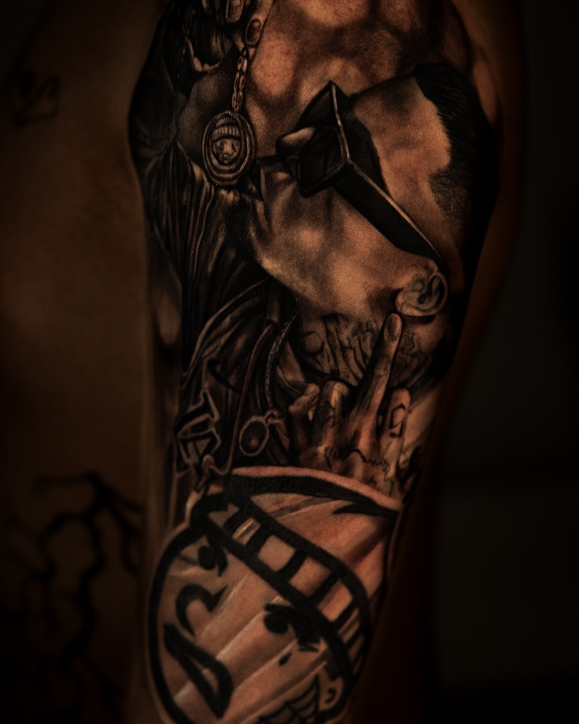 Tatuaje realista de reloj y mano con anillo en manga, black and gray