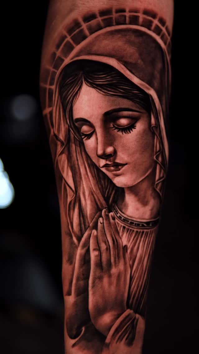 Retrato religioso de Virgen en oración, realismo black and gray