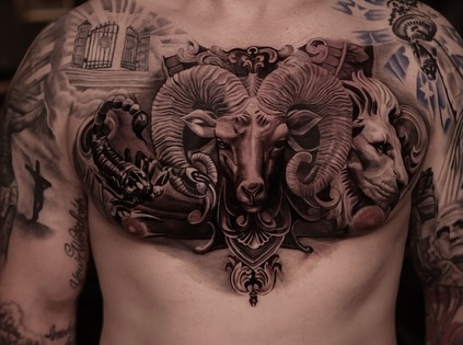 Tatuaje de carnero con ornamentación barroca en pecho completo