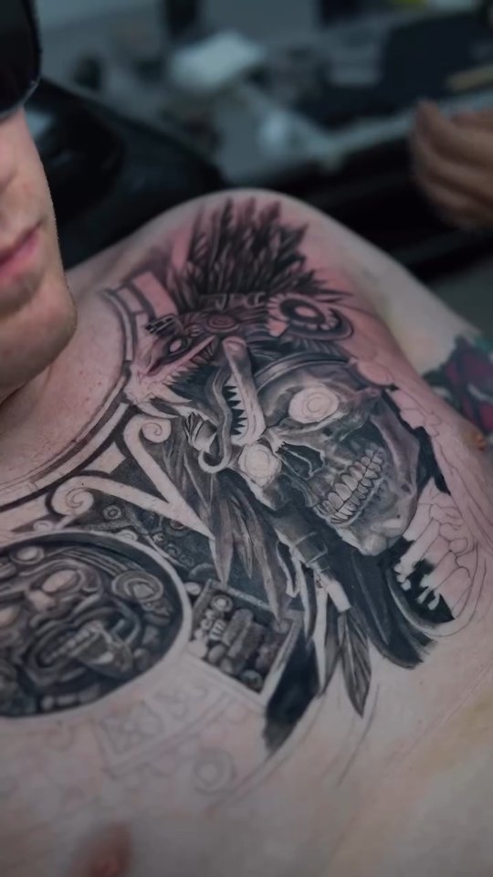 Tatuaje realista de guerrero mexica con calavera en pecho completo