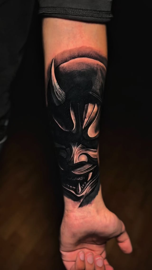 Tatuaje realista de máscara oni japonesa en antebrazo, black and gray